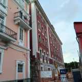 ...e svoltando subito a destra si entra nella brevissima e chiusa via Beltrani, l� dove si trova l�ingresso del fabbricato adesso serrato dalle inferriate del cantiere in corso